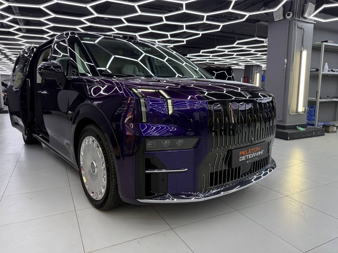 Оклейка Zeekr 009 в Metallic Midnight Purple: из черного - в глубокий пурпур