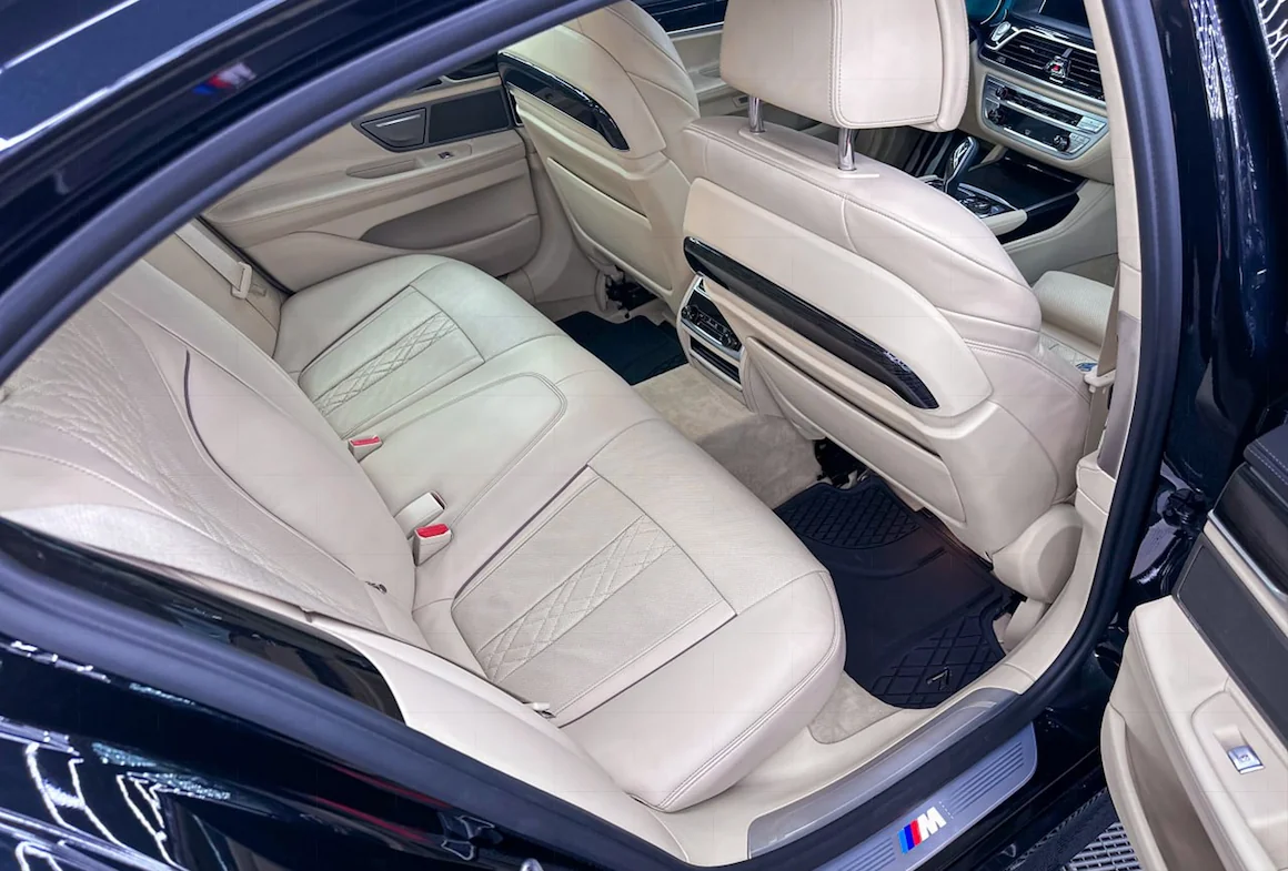 Химчистка белого салона BMW 1: возвращаем свежесть и блеск