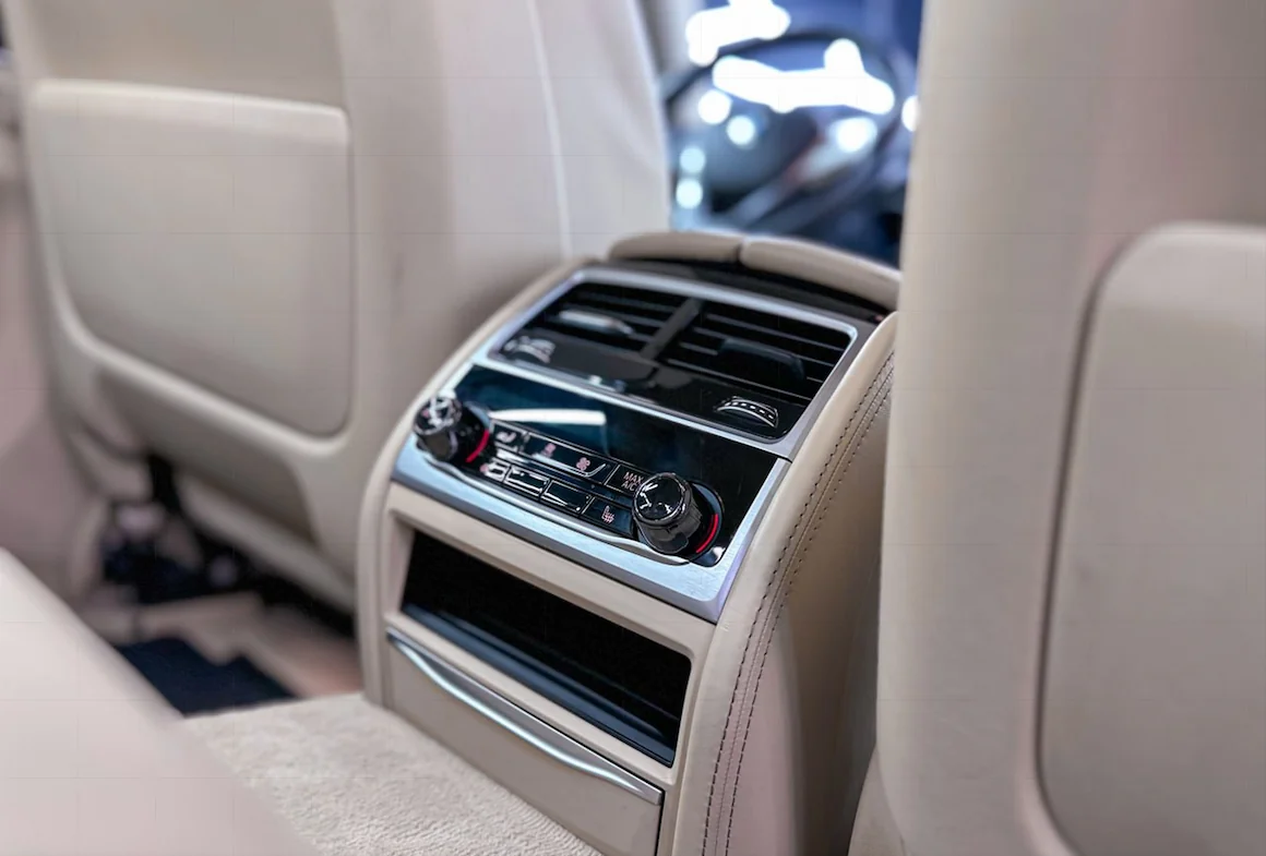 Химчистка белого салона BMW 1: возвращаем свежесть и блеск