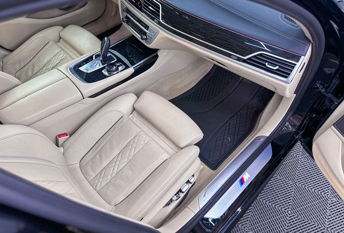 Химчистка белого салона BMW 1: возвращаем свежесть и блеск