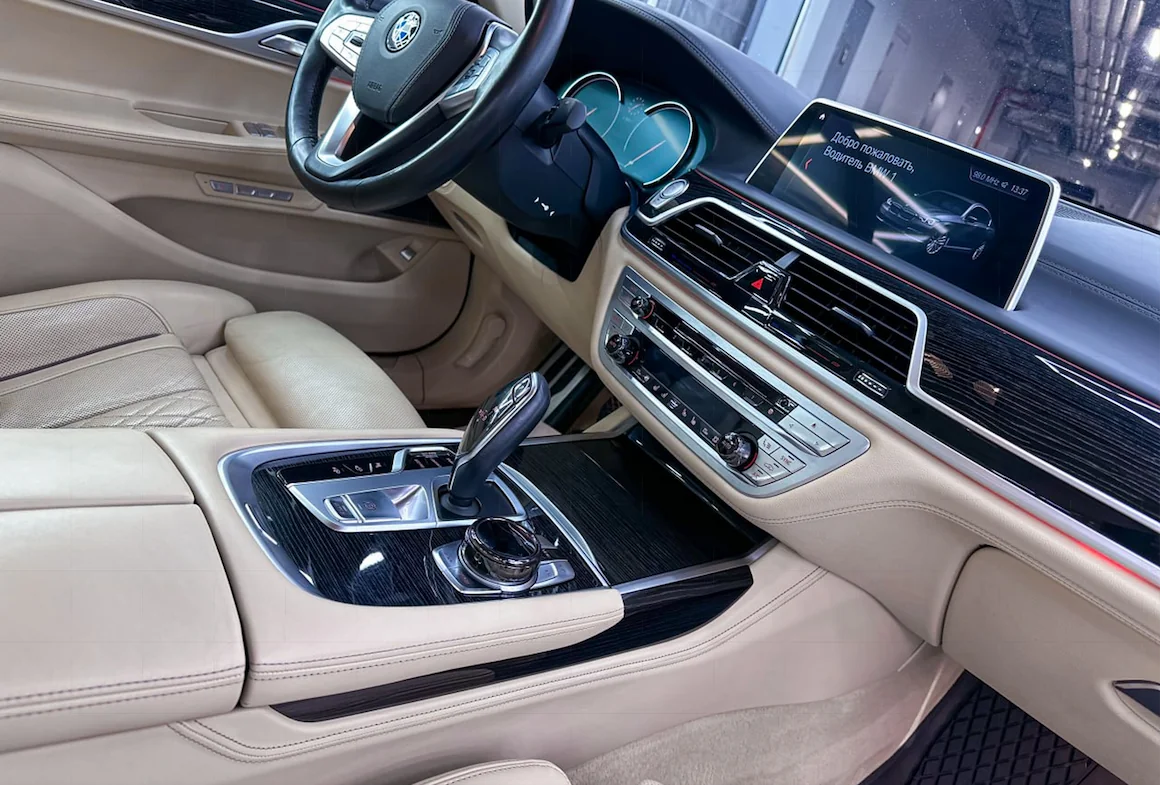 Химчистка белого салона BMW 1: возвращаем свежесть и блеск