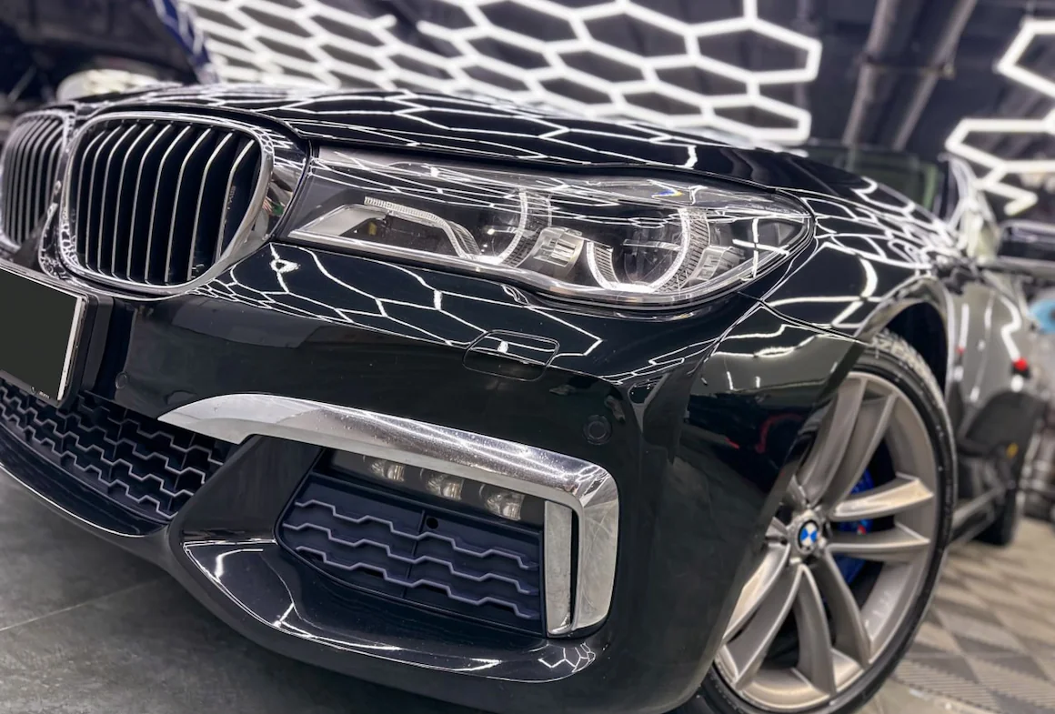 Оклейка BMW 7-Series в тёмно-синюю пленку: <br>строгая элегантность и защита