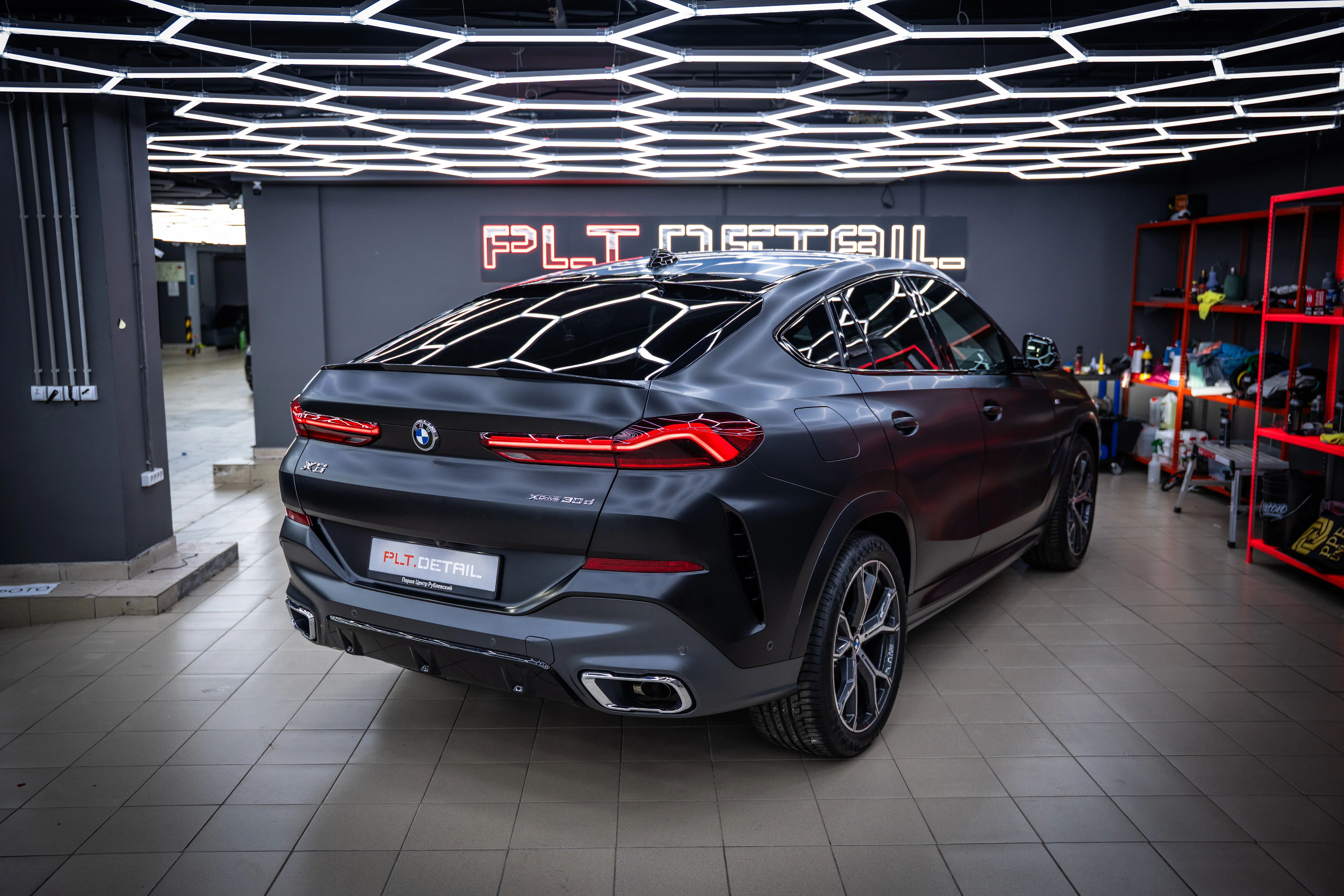 Антихром и оклейка BMW X6 в сатиновую полиуретановую пленку: тёмный и цельный образ