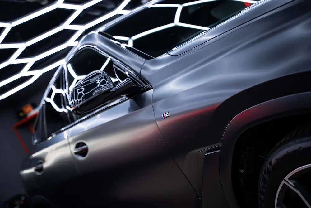 Антихром и оклейка BMW X6 в сатиновую полиуретановую пленку: тёмный и цельный образ
