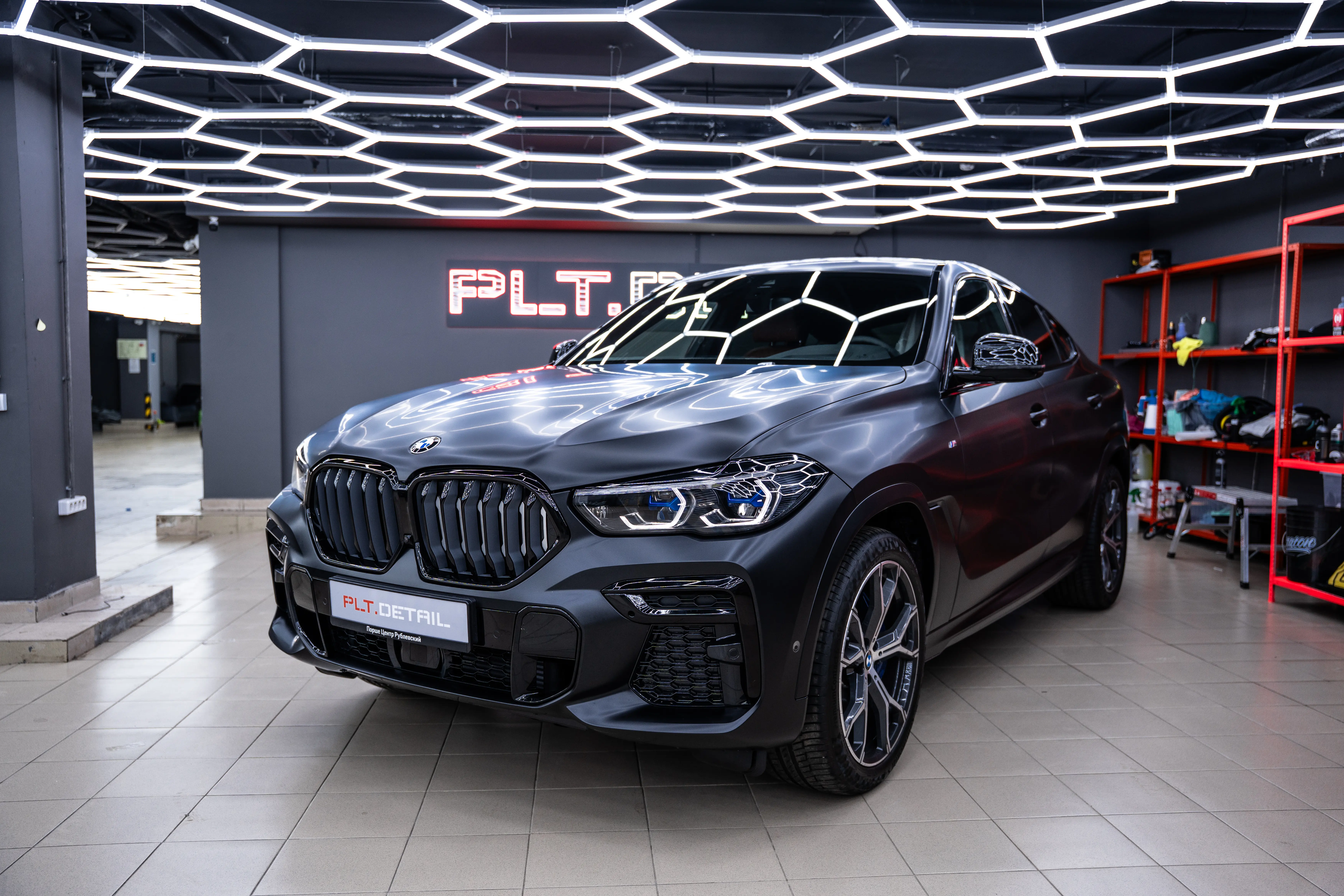 Антихром и оклейка BMW X6 в сатиновую полиуретановую пленку: тёмный и цельный образ