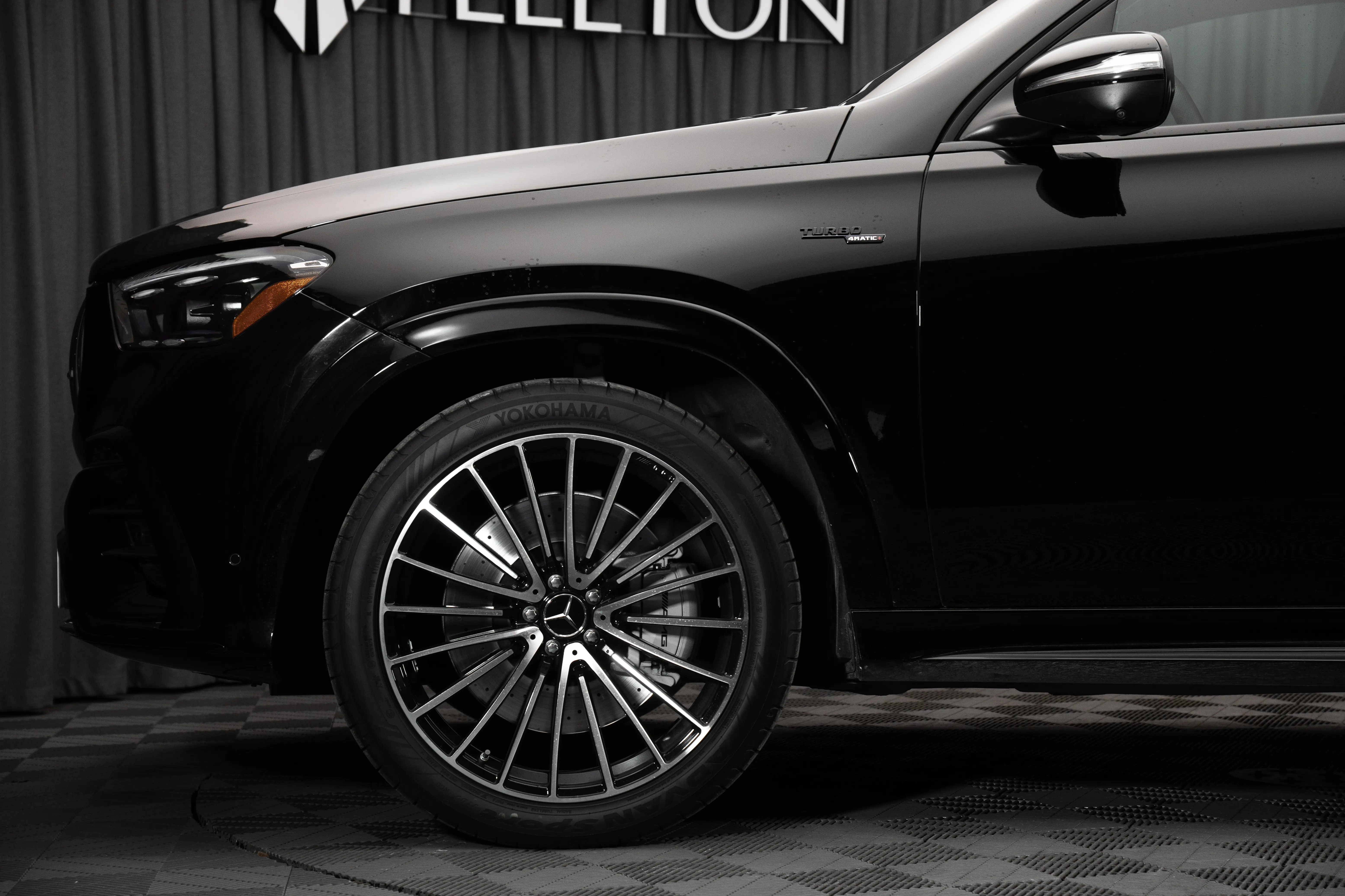 Оклейка Mercedes‑AMG GLE в глянцевую полиуретановую плёнку: мощь и блеск в одном решении