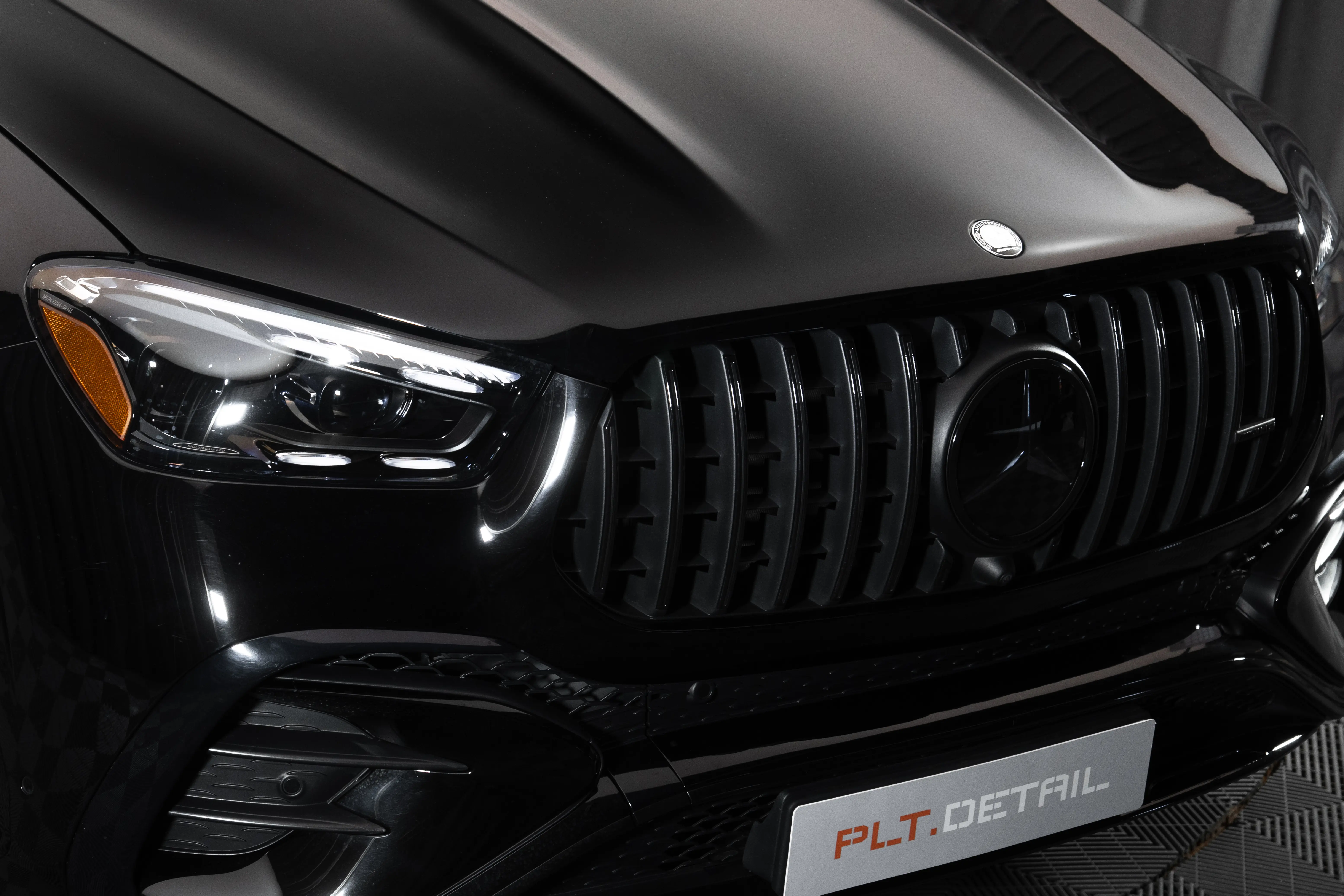 Оклейка Mercedes‑AMG GLE в глянцевую полиуретановую плёнку: мощь и блеск в одном решении