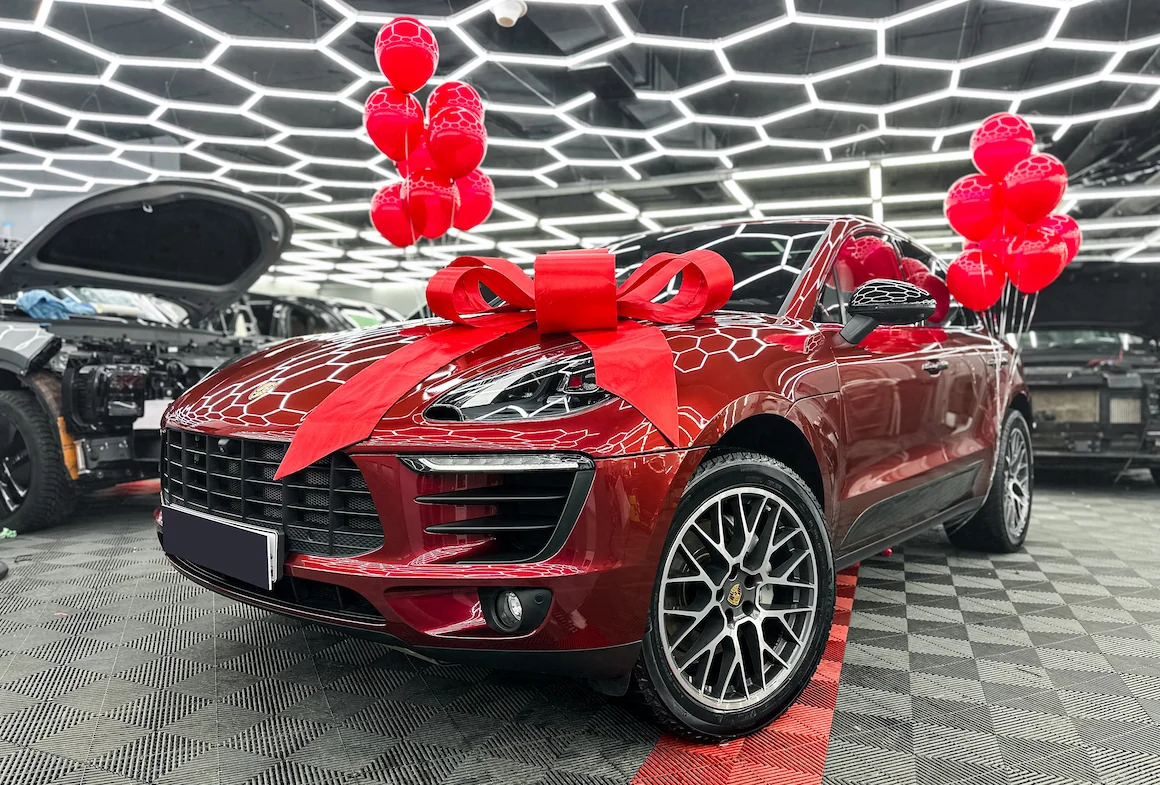 Оклейка Porsche Cayenne в красную пленку: <br>мощь, подчеркнутая цветом