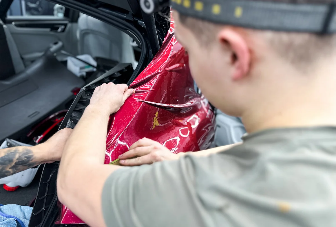 Оклейка Porsche Cayenne в красную пленку: <br>мощь, подчеркнутая цветом