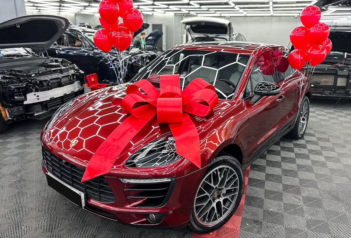 Оклейка Porsche Cayenne в красную пленку: <br>мощь, подчеркнутая цветом