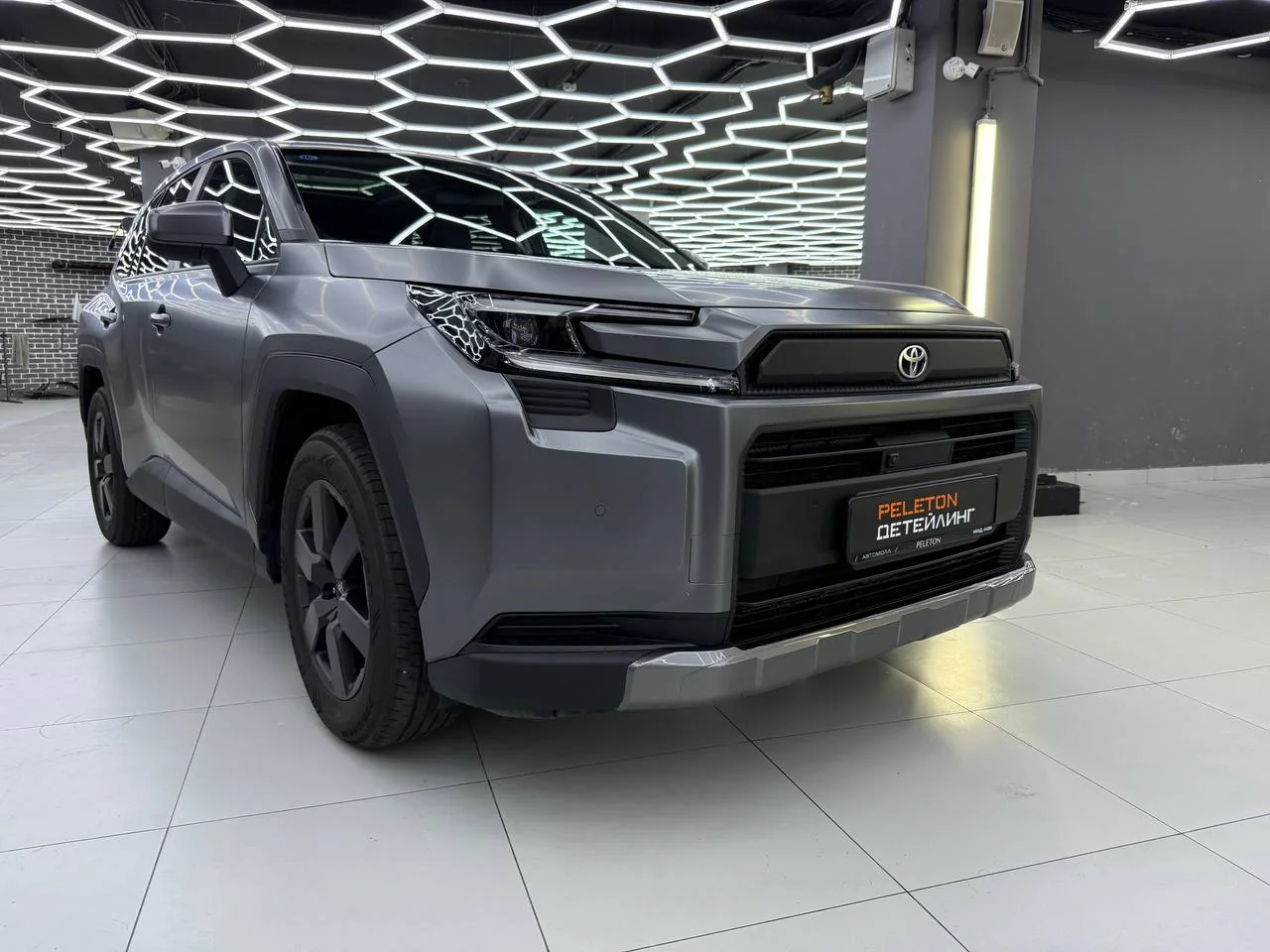 Оклейка RAV4 в AMG Grey и тонировка: сдержанно, стильно, в деталях