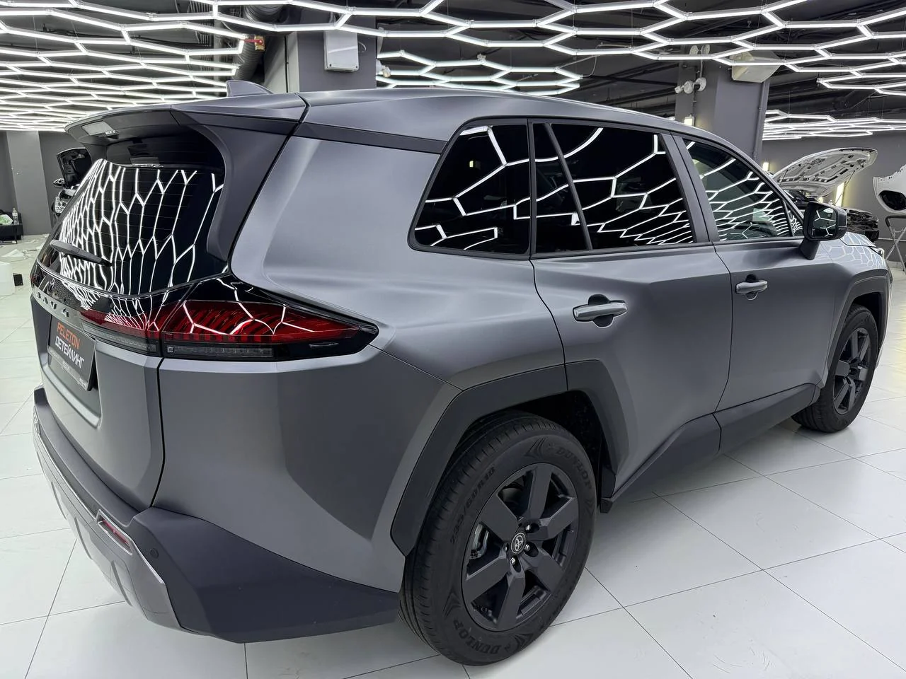Оклейка RAV4 в AMG Grey и тонировка: сдержанно, стильно, в деталях