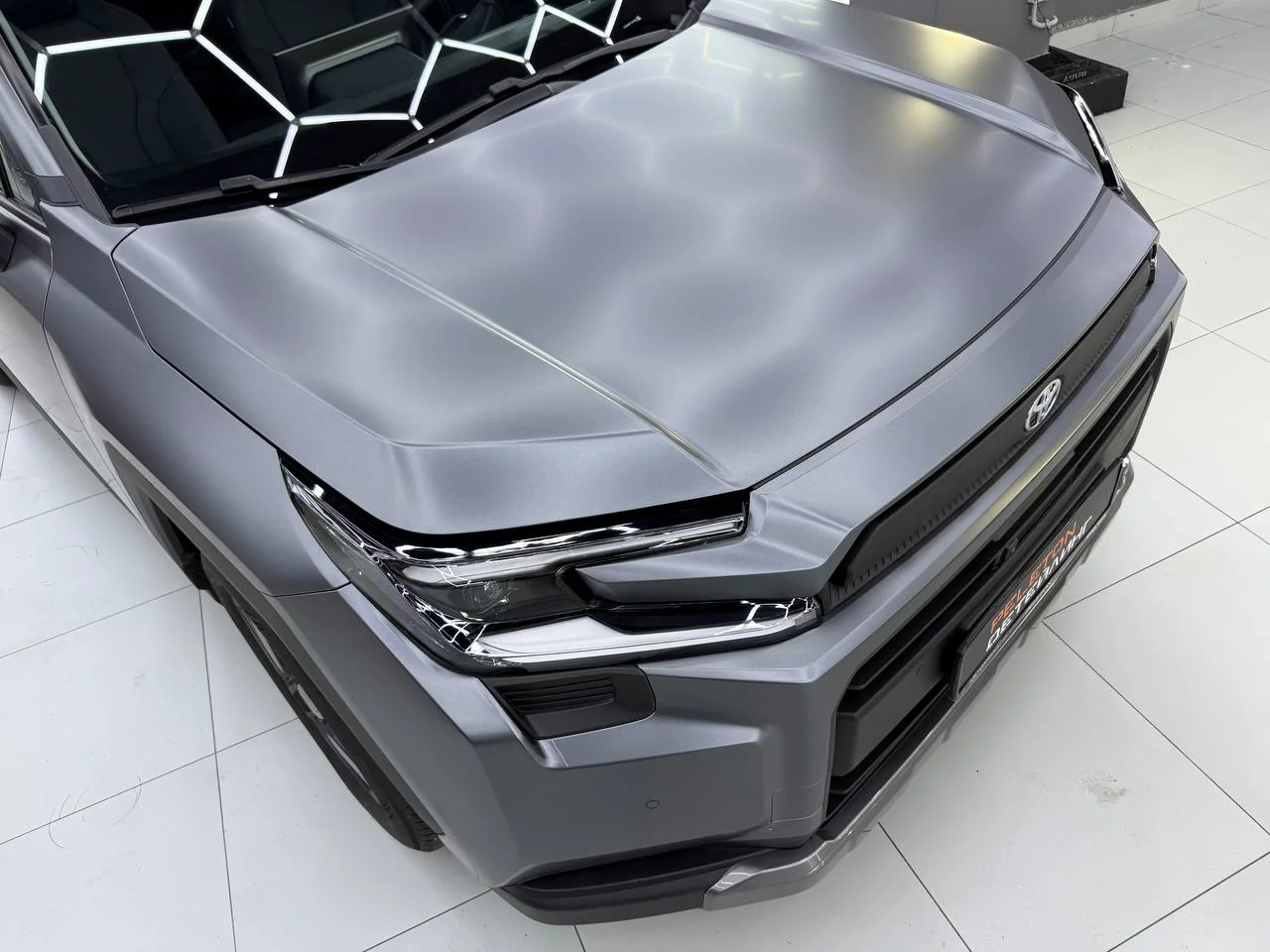 Оклейка RAV4 в AMG Grey и тонировка: сдержанно, стильно, в деталях