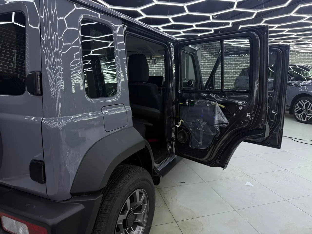 Смена цвета Suzuki Jimny в Nardo Grey: культовый внедорожник в культовом цвете
