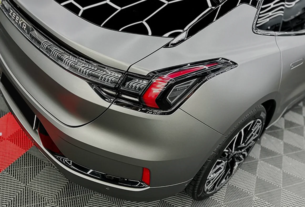 Оклейка Zeekr 001 в серебристую пленку: <br>стиль и защита в одном решении