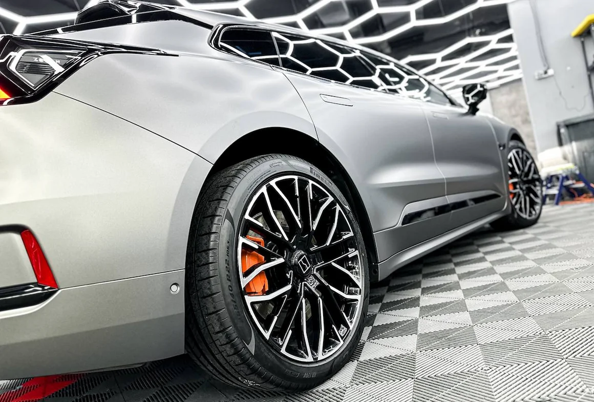 Оклейка Zeekr 001 в серебристую пленку: <br>стиль и защита в одном решении