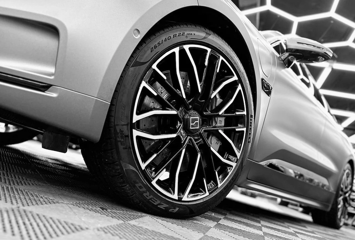 Оклейка Zeekr 001 в серебристую пленку: <br>стиль и защита в одном решении